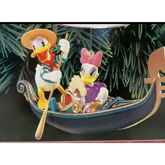 HALLMARK KEEPSAKE VINTAGE ORNAMENTS - DISNEY DONALD & DAISY IN VENICE 1998 - Picture 3 of 6